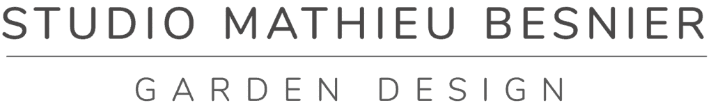 Logo épuré de Studio Mathieu Besnier avec le nom du designer en haut, une ligne horizontale, puis « GARDEN DESIGN » en bas, en gris.